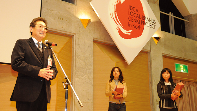 表彰式で講評する田邊甲州市長と受賞者の大谷美游さんと大野詠舟さん